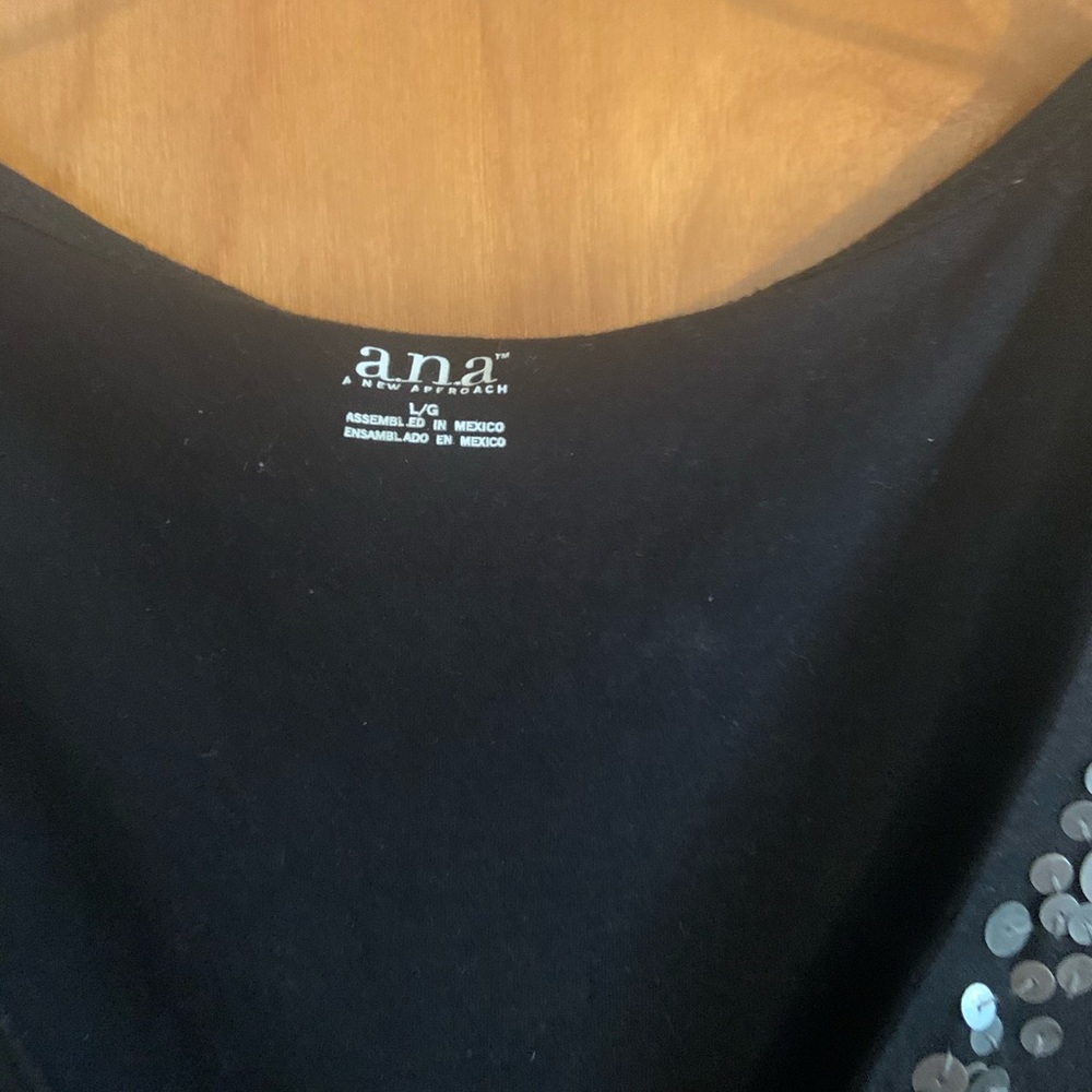 Sequined top. - Picture 3 of 3